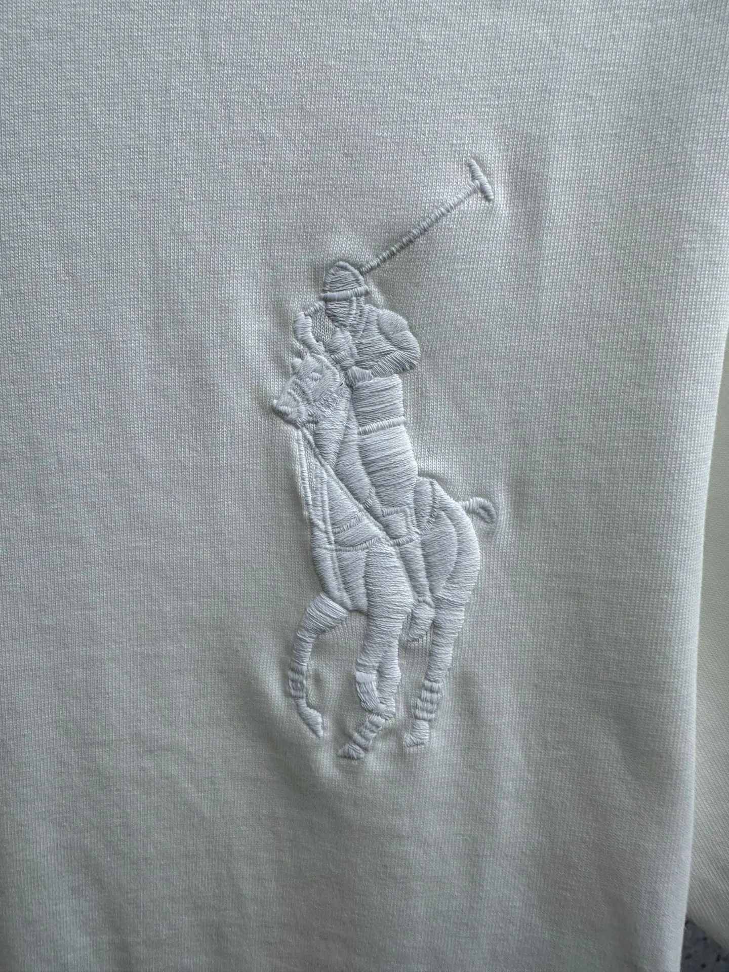 P150 Ralph Lauren/Ralph Lauren 25ss simultaneously launches one-color horse embroidery round neck short sleeves. The main logo on the neck has a QR code mark, which can be scanned for verification, and the detailed horse logo embroidery is all high-density and made with imported Tajima machines, distinguishing it from low-end products on the market. 32 counts, 240g hydrophilic toner, 100% cotton fabric, comfortable and soft, highly breathable, focusing on high-end cost-effectiveness, needless to say good quality. Available in a variety of colors, both boys and girls can try this genderless style, giving them a yuppie tone in no time. Immerse yourself in your leisurely style, and have your own style in retro. Natural, vivid, and very French romantic feelings perfectly integrate the youthful atmosphere with the trend. The clever embellishment of the horse logo embroidery carries all the eye-catching points. Color: black, white, navy blue, gray Size: S-xL
